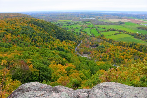 View from a lookout in Gatineau Park on the ‘king mountain trail’ during fall.