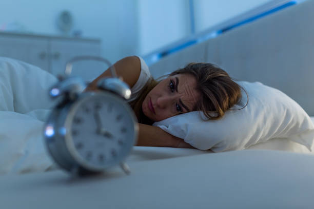 눈을 뜨고 침대에 누워 불면증을 가진 여자. 밤에 자신의 문제에 대해 생각 불면증과 수면 장애를 앓고 침대에소녀 - eastern european 뉴스 사진 이미지