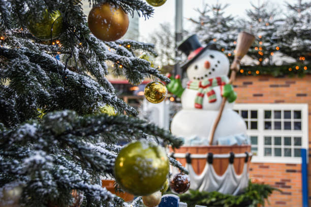 złote bombki świąteczne z rozmytą karuzelą bałwana w tle - tivoli copenhagen denmark danish culture zdjęcia i obrazy z banku zdjęć