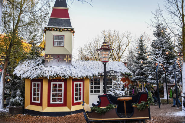 christmas cottage stall w: tivoli - tivoli copenhagen denmark danish culture zdjęcia i obrazy z banku zdjęć