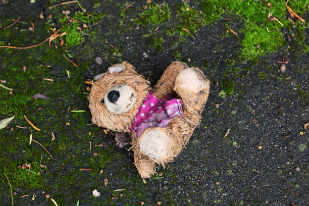 Lonely abandoned teddy bear toy Lacerated and abandoned teddy bear behavior teddy bear doll old stock pictures, royalty-free photos & images