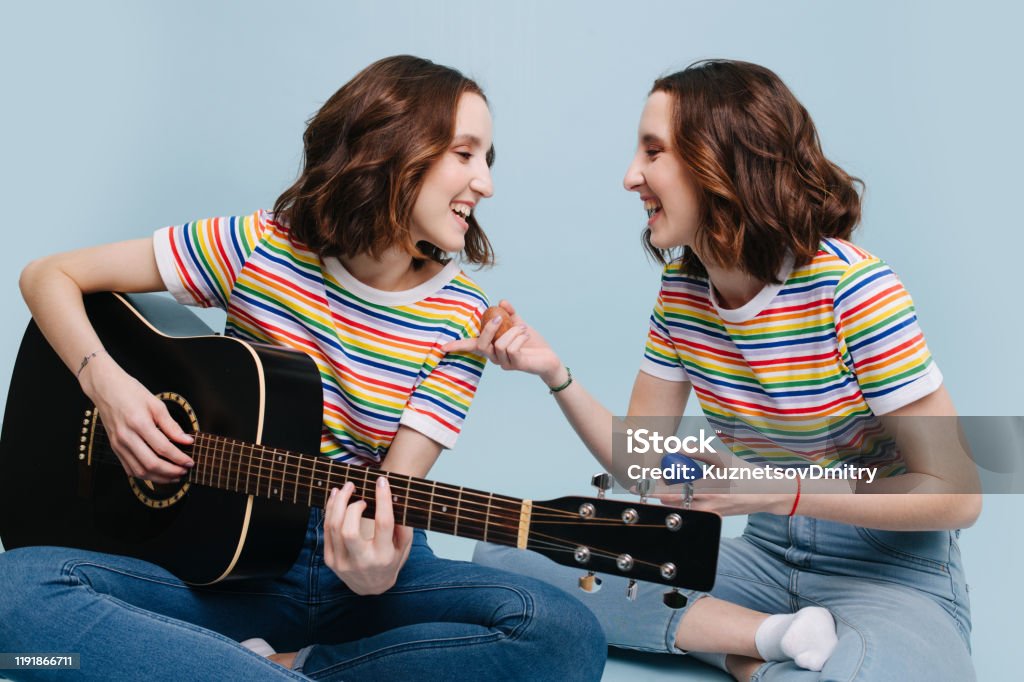 Twee Zusters Zingen En Spelen Op Gitaar Percussie Samen Stockfoto en meer beelden van Meisjes iStock