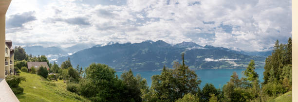 der panoramablick auf den brienzersee mit schweizer alp vom balkon - switzerland green thun aerial view stock-fotos und bilder