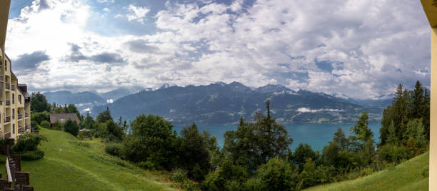 панорамный вид на озеро бриенцерзее со швейцарским альпом с балкона - thun aerial view switzerland tree стоковые фото и изображения