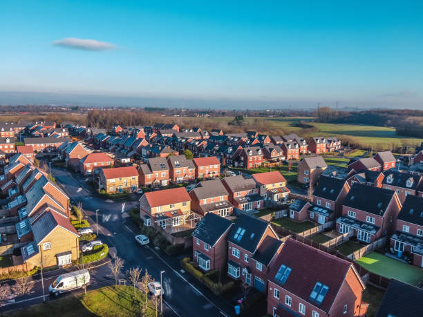 aerial houses residencial british england drone por encima de ver summer blue sky estate agent - inglaterra fotos fotografías e imágenes de stock