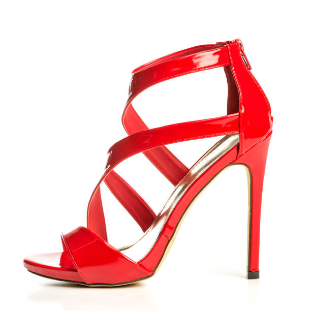modische strappy high heels sandalen in glänzendem rot - stiletto stock-fotos und bilder