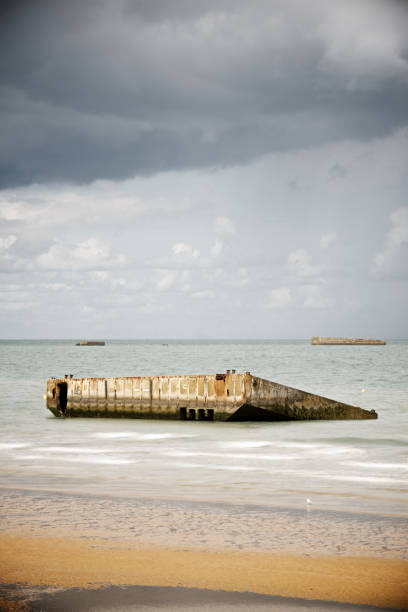 ruínas do porto em arromanches - france sea allied forces atlantic ocean - fotografias e filmes do acervo