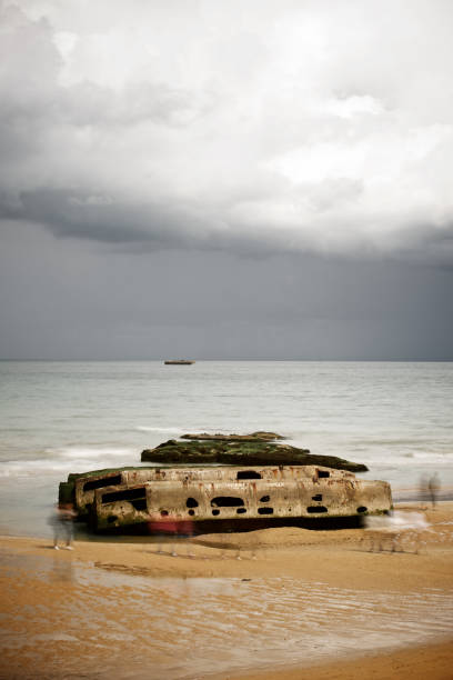 ruínas do porto em arromanches - france sea allied forces atlantic ocean - fotografias e filmes do acervo