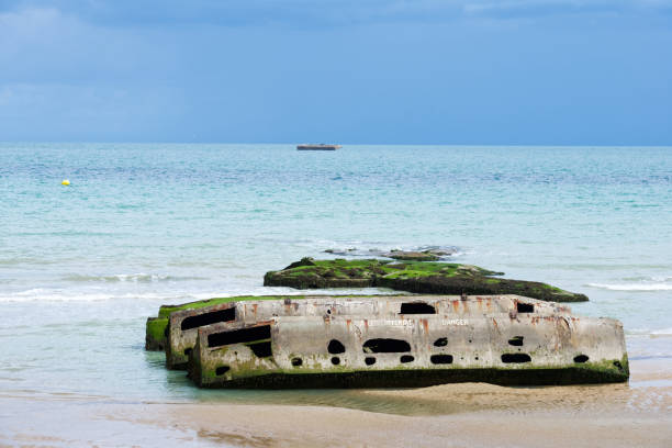 ruínas do porto em arromanches - france sea allied forces atlantic ocean - fotografias e filmes do acervo