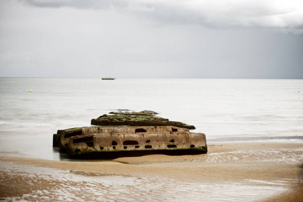 ruínas do porto em arromanches - france sea allied forces atlantic ocean - fotografias e filmes do acervo