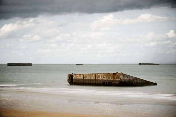 ruínas do porto em arromanches - france sea allied forces atlantic ocean - fotografias e filmes do acervo