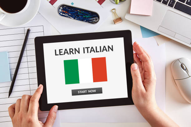 manos usando tableta con aprender concepto italiano en la pantalla - italiano idioma fotografías e imágenes de stock