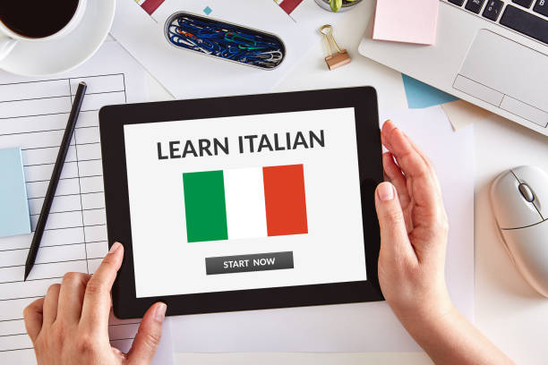 手使用平板電腦學習義大利文概念在螢幕上 - 意大利語 個照片及圖片檔