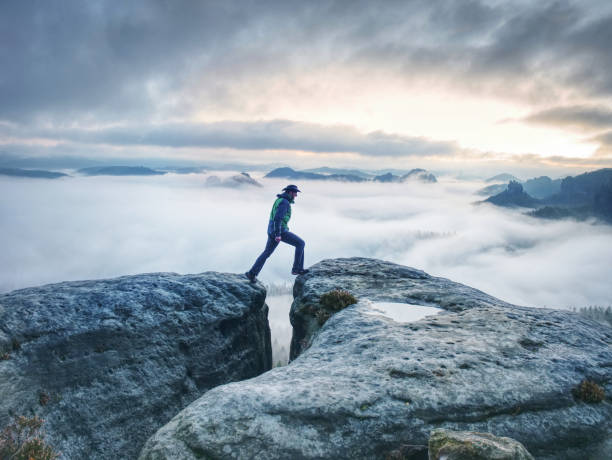 바위에 서있는 남자 finnaly 와 안개 낀 산의 전망을 즐길 수 - climbing rock men mountain climbing 뉴스 사진 이미지