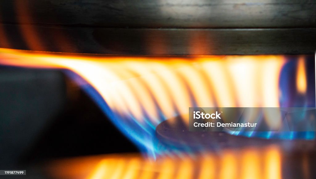 가스 스토브 버너의 흐릿한 파란색과 노란색 불꽃의 매크로 이미지입니다 0명에 대한 스톡 사진 및 기타 이미지 - 0명, 가연성, 가열장치  - Istock