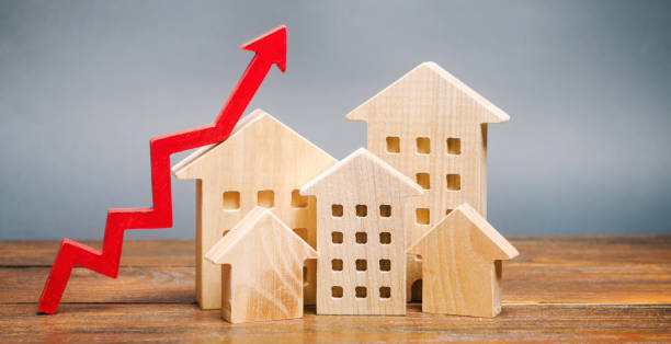微型木屋和紅色箭頭向上。增加住房成本的概念。對房地產的需求很大。租金和抵押貸款利率的增長。出售公寓。人口增長 - home buying cost 個照片及圖片檔
