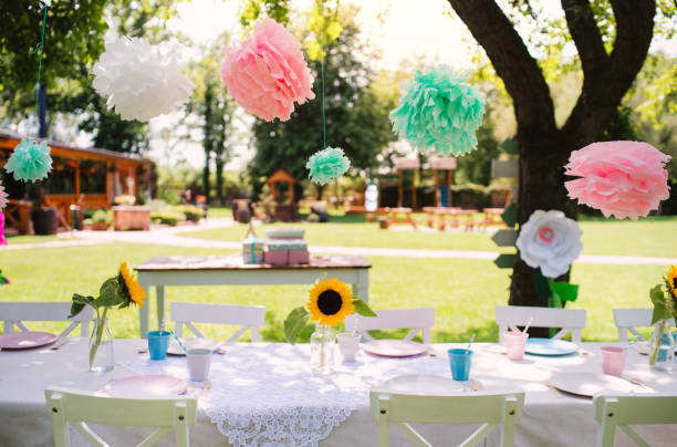 夏の庭で屋外で子供の誕生日パーティーのためのテーブルセット。