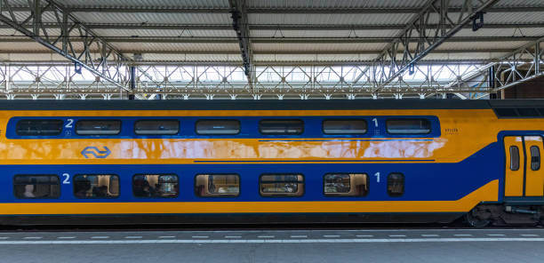 trein op het perron, eindhoven central railway station, nederland - ns stockfoto's en -beelden