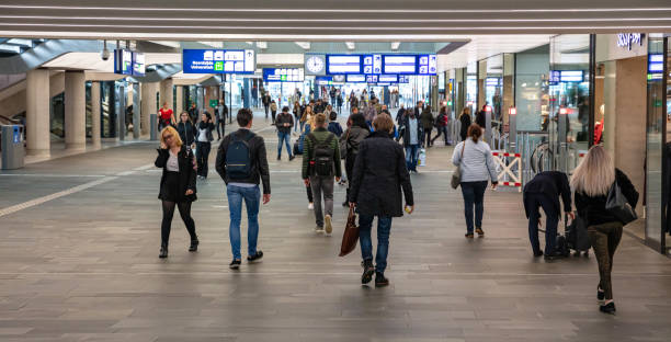 mensen die wandelen in eindhoven railway station, nederland - ns stockfoto's en -beelden