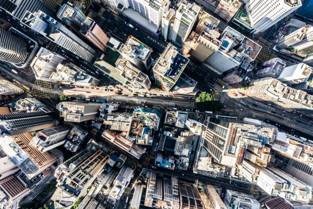 vista aérea del centro de hong kong. distrito financiero y centros de negocios en la ciudad inteligente de asia. vista superior de rascacielos y edificios de gran altura. - roof tile vacations urban scene outdoors fotografías e imágenes de stock