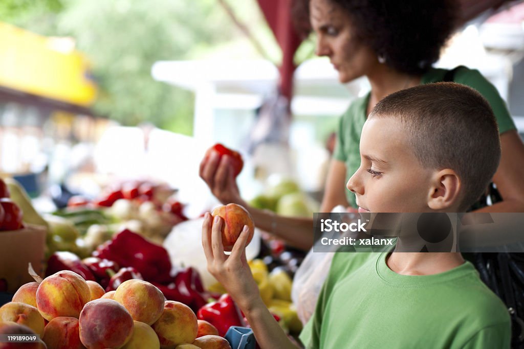 Милый мальчик и его мама на Фермерский рынок - Стоковые фото Сельскохозяйственная ярмарка роялти-фри