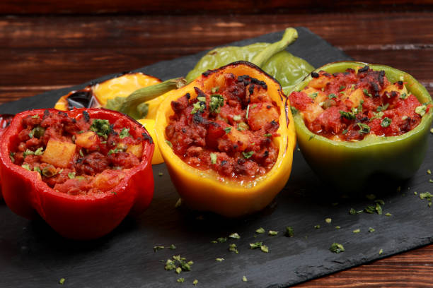 peperoni ripieni con carne e verdure aggiunti facendo un piatto salato - stuffed stuffed pepper pepper bell pepper foto e immagini stock