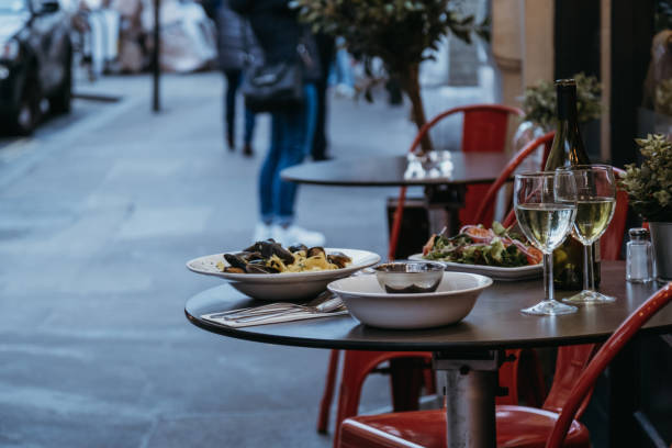 레스토랑의 야외 테이블에 음식과 와인, 선택적 초점. - sidewalk cafe 뉴스 사진 이미지