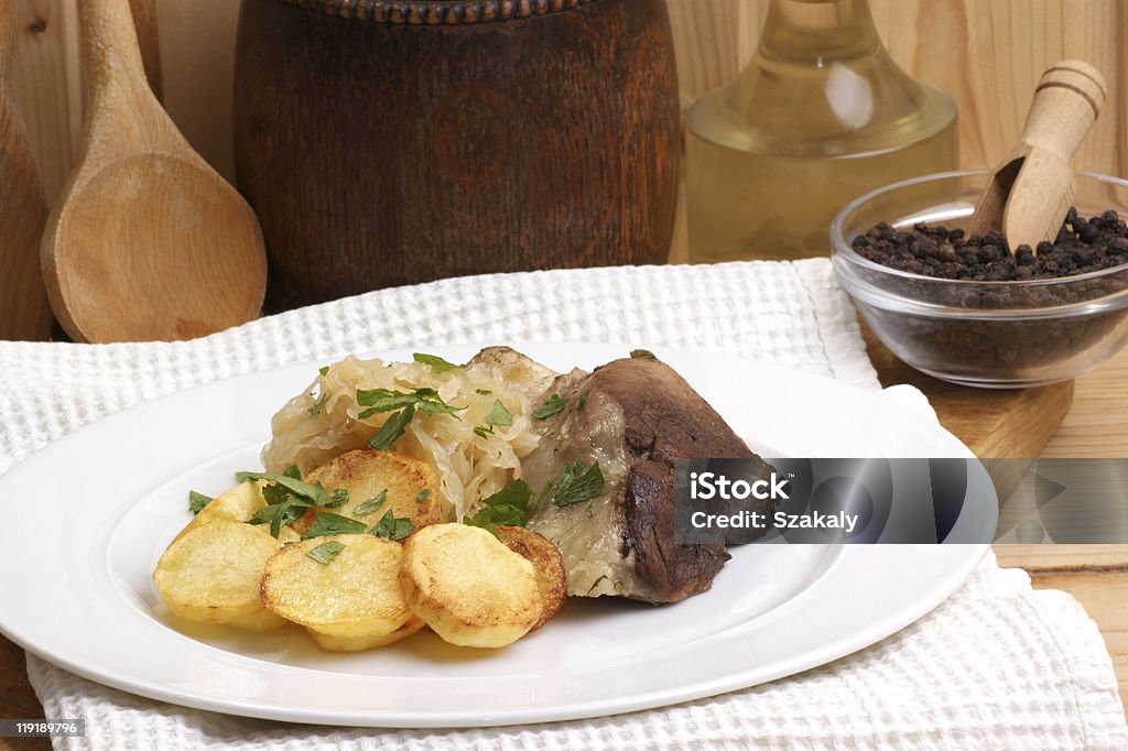 Bio rôti de porc avec de la choucroute et de pommes de terre - Photo de Aliment libre de droits