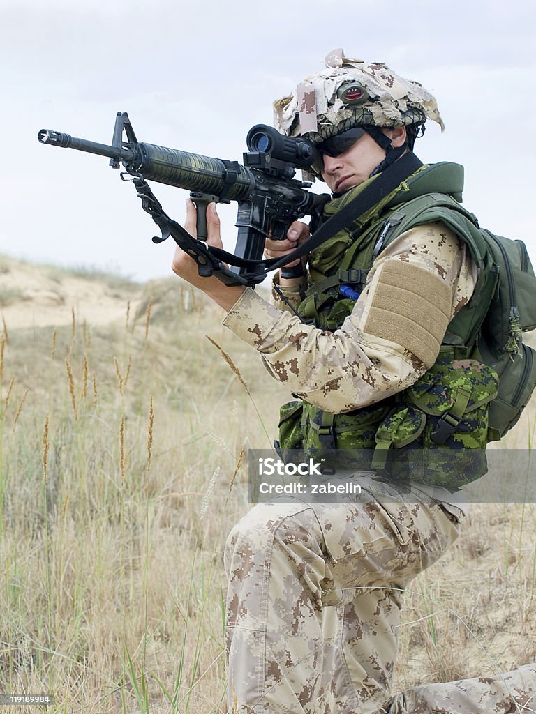 Soldado no deserto uniforme - Foto de stock de Adulto royalty-free