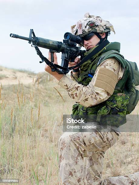 Foto de Soldado No Deserto Uniforme e mais fotos de stock de Adulto - Adulto, Agressão, Animal