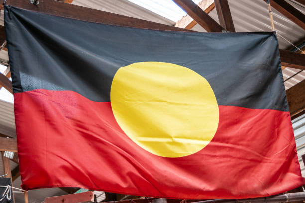 호주 포트 더글러스의 원주민 국기 클로즈업. - australian flag flag australia horizontal 뉴스 사진 이미지