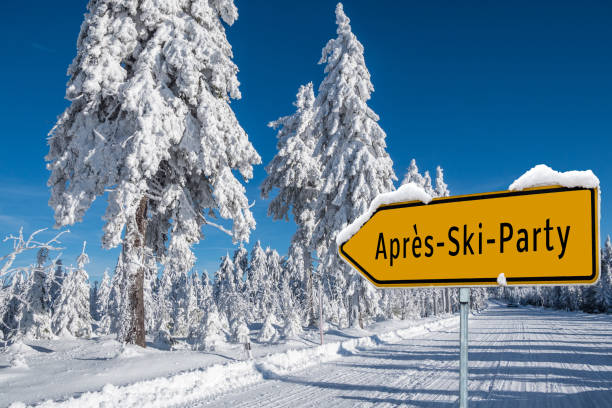 panorama nach dem skifahren - apres ski snow winter european alps stock-fotos und bilder