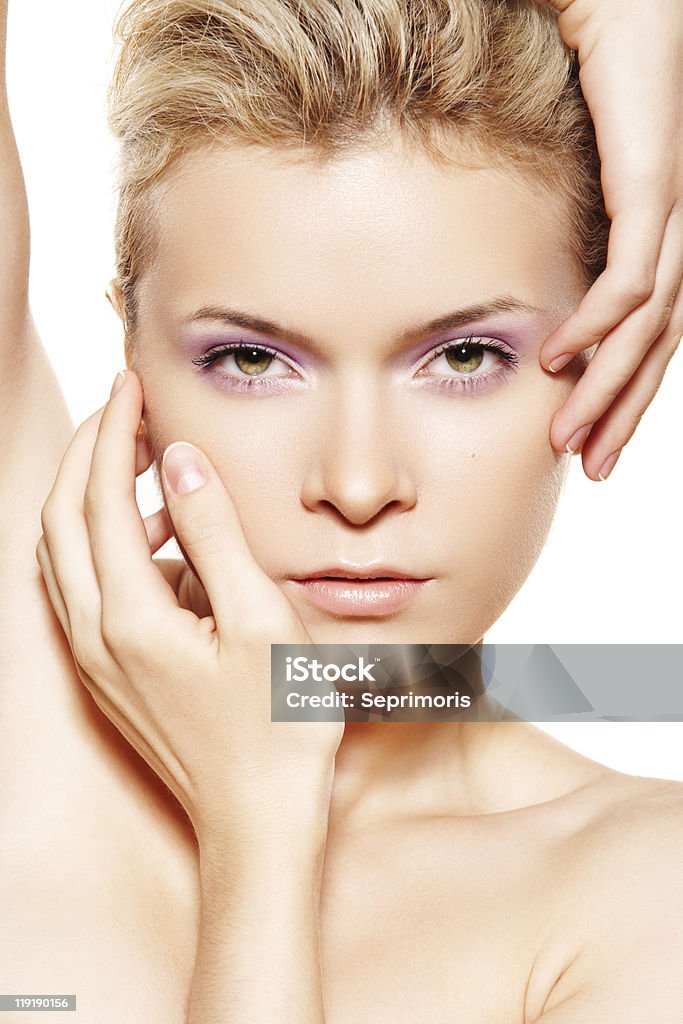 Wellness, sinnliche Frau-Modell mit violet make-up - Lizenzfrei Attraktive Frau Stock-Foto