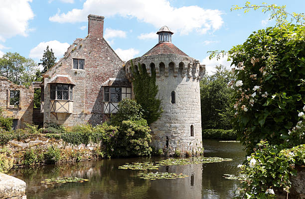 scotney antiguo castillo, kent, inglaterra - scotney castle fotografías e imágenes de stock