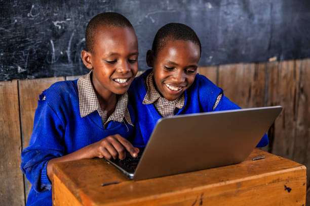 niños africanos que usan una computadora portátil dentro del aula, kenia - african descent africa african culture classroom fotografías e imágenes de stock