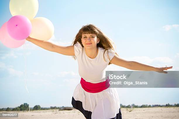 Chica Feliz Con Globos De Colores De Salto Foto de stock y más banco de imágenes de Actividad - Actividad, Adolescencia, Adolescente