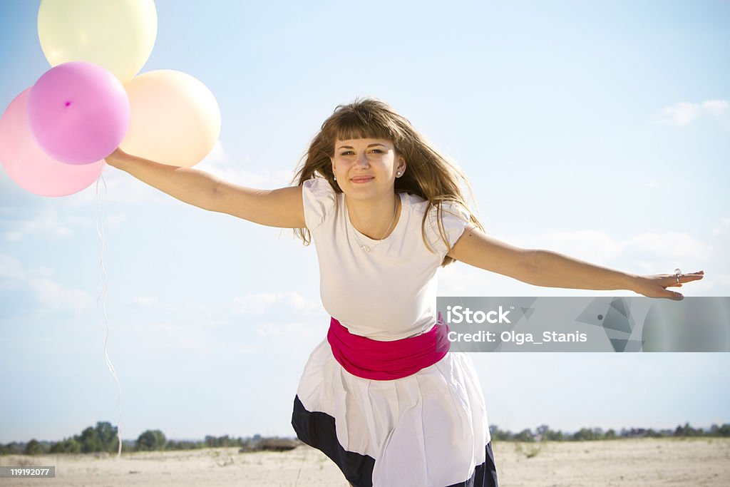 幸せな女の子をジャンプ、色とりどりの風船。 - 1人のロイヤリティフリーストックフォト