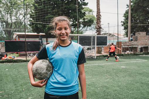 Retrato de una adolescente sosteniendo una pelota de fútbol photo