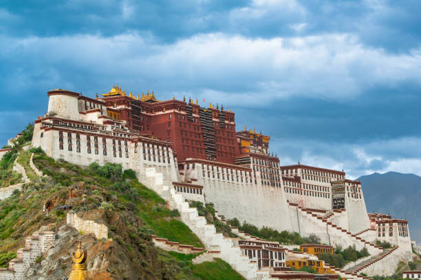 potala palace in lhasa, tibet - tibet potala palace lhasa himalayas imagens e fotografias de stock