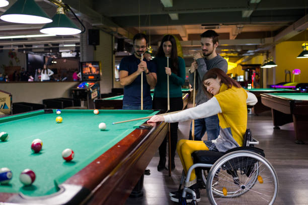 девочка-инвалид в инвалидной коляске играет в бильярд - child sport playing pool game стоковые фото и изображения