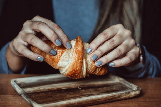 kvinna riva söt croissant - cafe buns eating bildbanksfoton och bilder