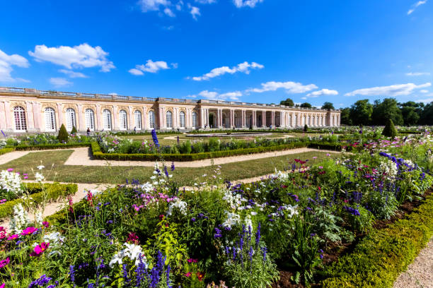 el gran trianón, palacio de versalles - chateau de versailles fotografías e imágenes de stock