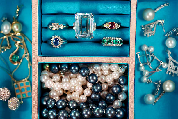 costosi pezzi di preziosa gemma gioielli - blue gold satin silk foto e immagini stock