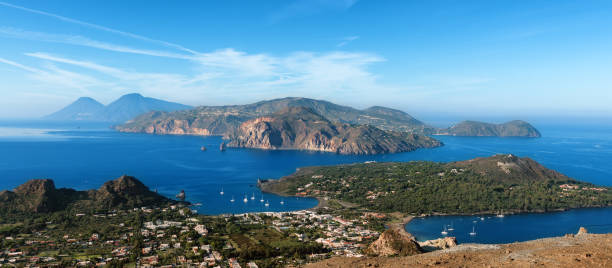 vista panorámica de las islas eólicas vulcano y lipari, italia - vulcano fotografías e imágenes de stock