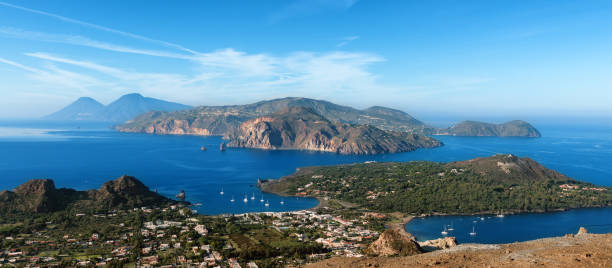 vue panoramique des îles vulcano et lipari aeolian, italie - lipari island photos et images de collection