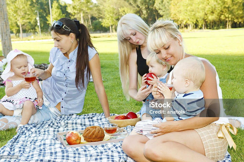Avós com crianças - Foto de stock de Jardim particular royalty-free