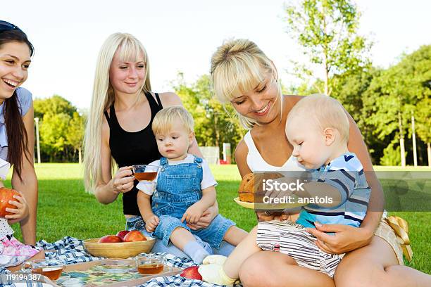 Três Mães Com Crianças - Fotografias de stock e mais imagens de Adulto - Adulto, Alimentação Saudável, Almoço