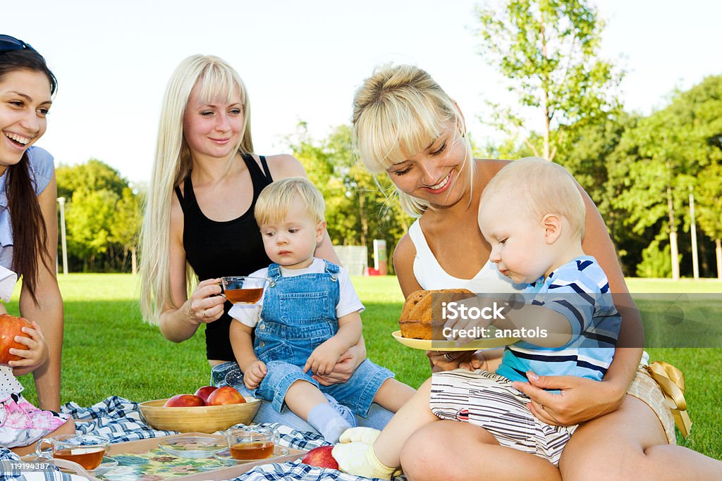Три мать с детьми - Стоковые фото Веселье роялти-фри