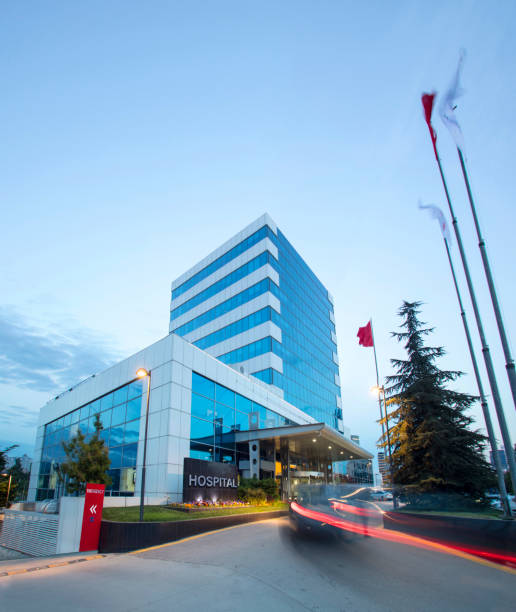 edificio hospitalario moderno - hospital entrada fotografías e imágenes de stock
