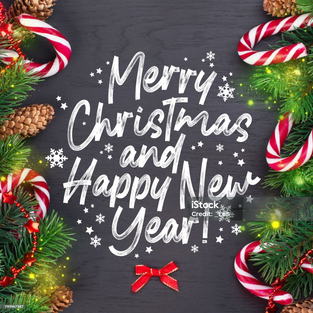 Foto de Cartão De Natal Com Palavras Desejos Em Inglês Feliz Natal E Um  Feliz Ano Novo e mais fotos de stock de Artigo de decoração - iStock